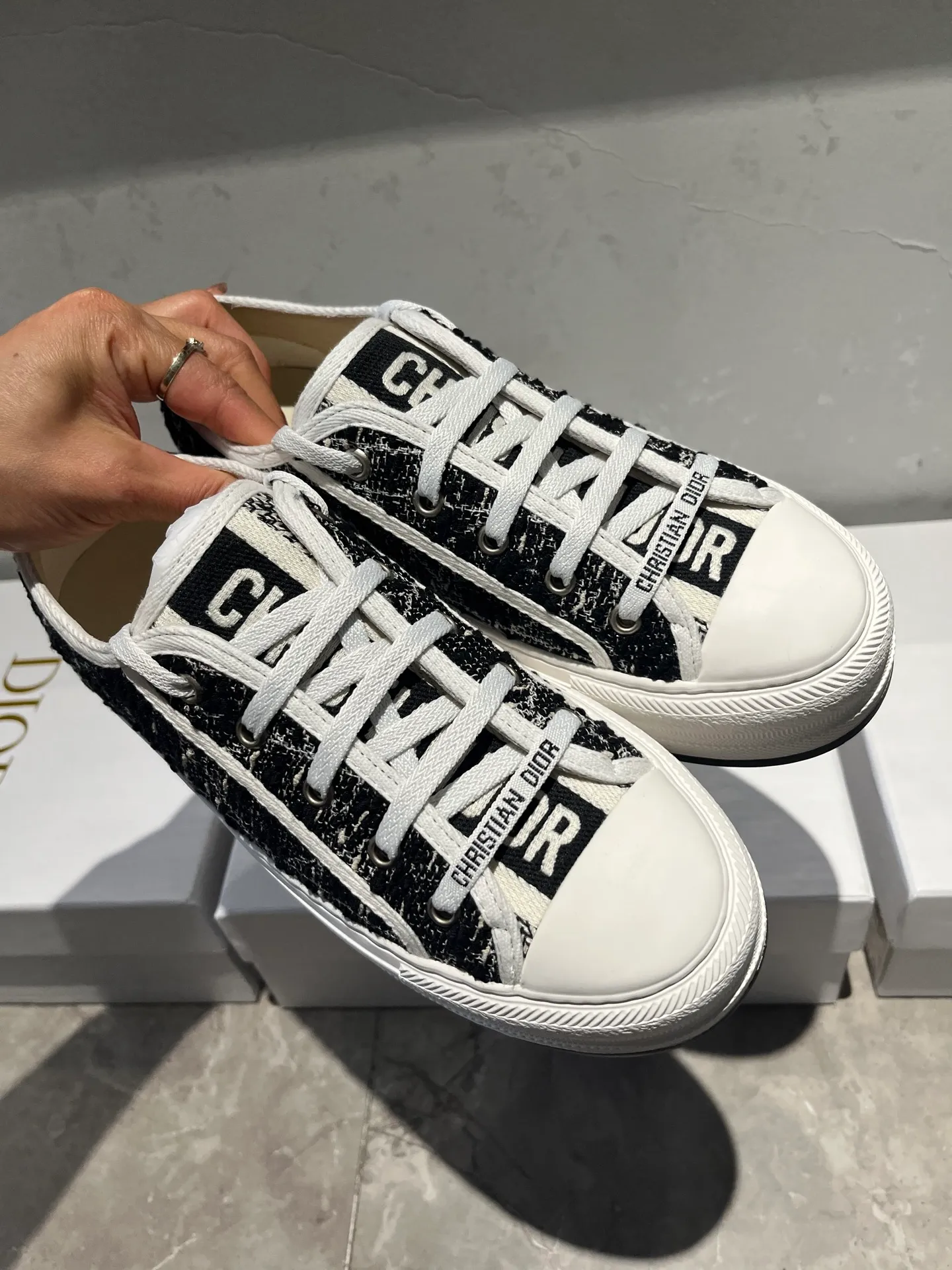 👟👟Ex-factory price 520👟👟 Walk‘n’Dior embroidered mid-top casual shoes are new in 2025. On the fashion stage, Dior embroidered shoes are the well-deserved protagonist. Delicate stitching is used on the upper, every stitch is devoted to the craftsman's efforts, and every thread is woven with artistic poetry. From complex floral patterns to smart geometric textures, embroidery is like the magic that gives shoes life, allowing them to show dynamic beauty even in static conditions.   Wearing Dior embroidered shoes feels like stepping into a dream world full of art. It is not only a pair of shoes, but also a walking piece of art that perfectly integrates fashion and culture. Whether you are strolling on the bustling city streets or attending important social occasions, Dior embroidered shoes can add unique charm to your style and become the focus of everyone's attention.   Choosing Dior embroidered shoes means choosing a persistent pursuit of quality and a unique understanding of fashion. Let it accompany you through every wonderful moment and leave your own fashion mark.  Material: Sheepskin lining, feet, silk cowhide, size 35-41, heel height 5cm